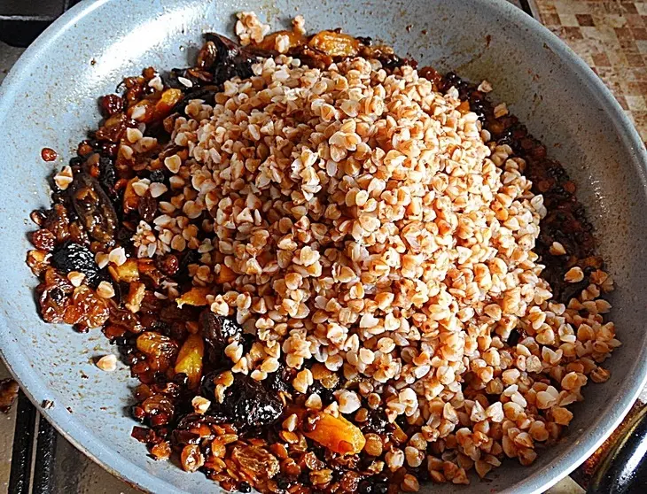 Плов из гречки с сухофруктами.: шаг 8