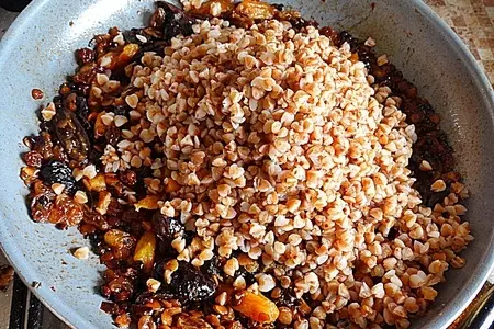 Плов из гречки с сухофруктами.: шаг 8