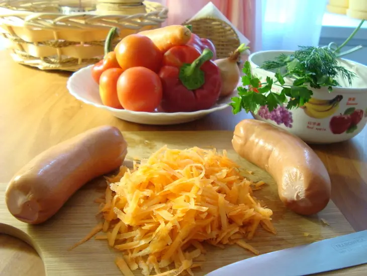 Перцы фаршированные сардельками,рисом и овощами.: шаг 1
