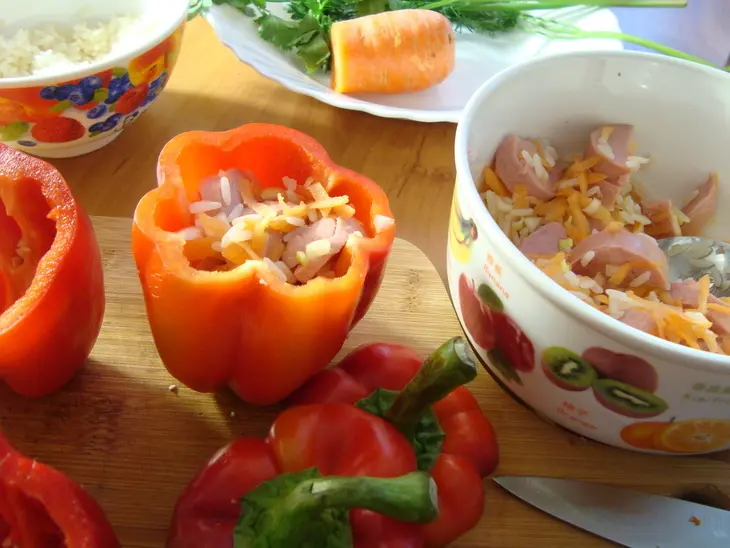 Перцы фаршированные сардельками,рисом и овощами.: шаг 6