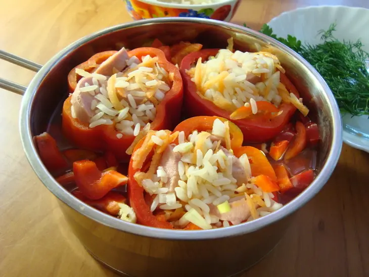 Перцы фаршированные сардельками,рисом и овощами.: шаг 7