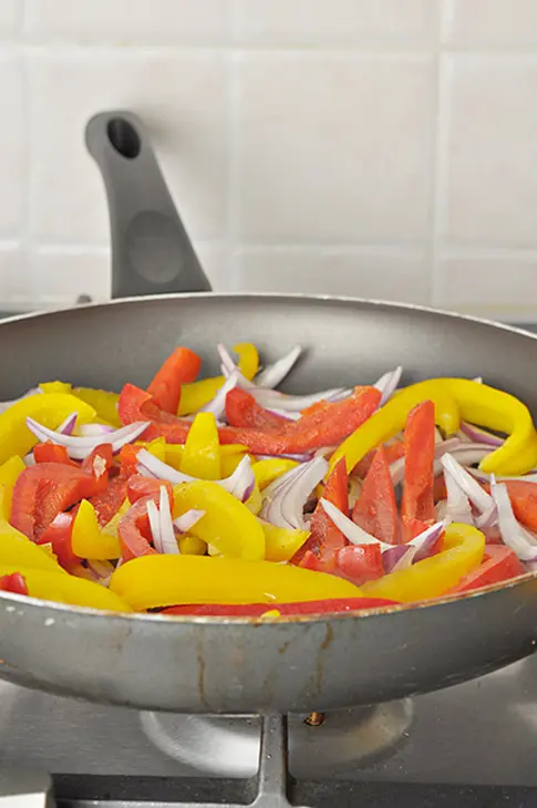 Мексиканский фахитос с курицей-гриль и овощами.: шаг 6