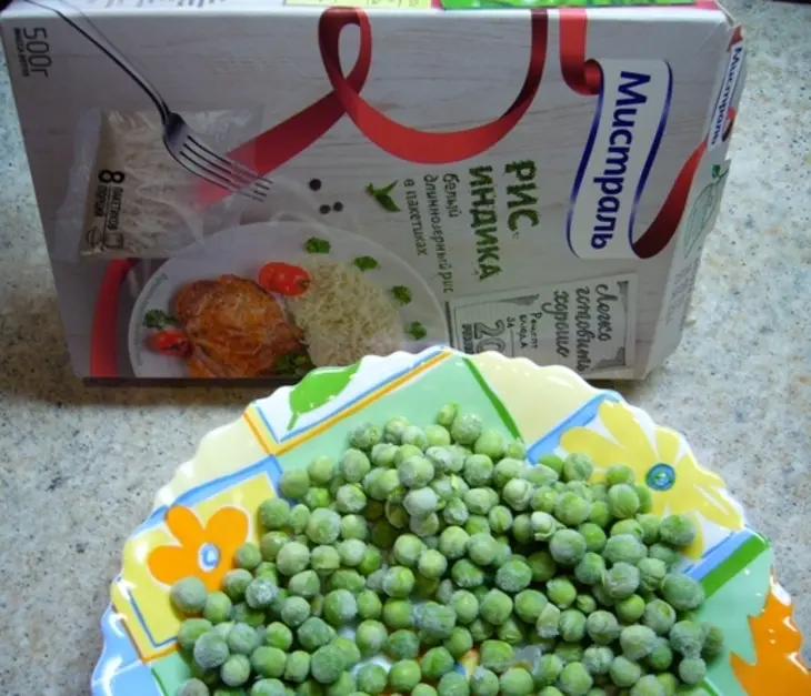 Пряный рис с цветной капустой, зеленым горошком и помидорами: шаг 1