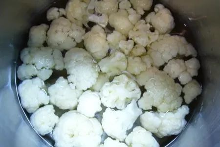 Пряный рис с цветной капустой, зеленым горошком и помидорами: шаг 2