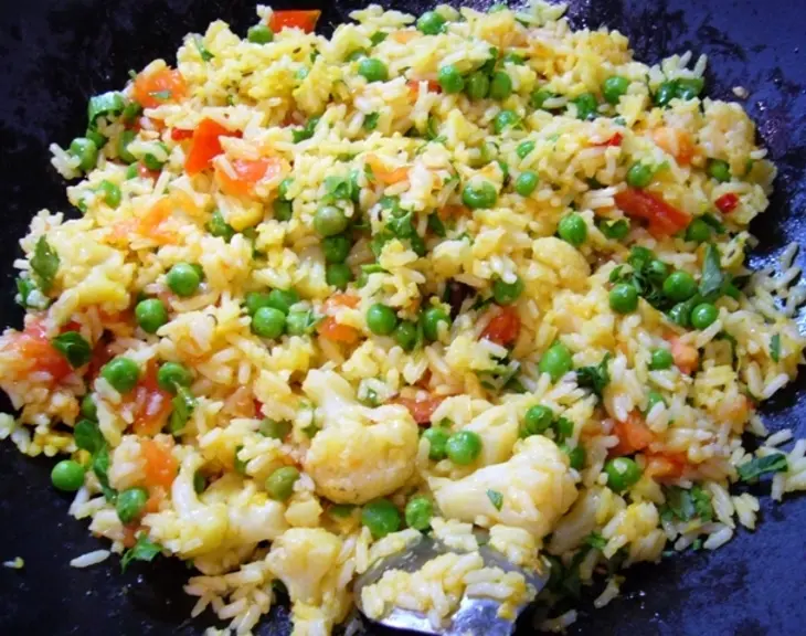 Пряный рис с цветной капустой, зеленым горошком и помидорами: шаг 5