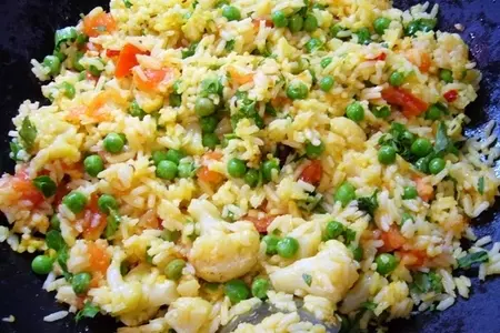 Пряный рис с цветной капустой, зеленым горошком и помидорами: шаг 5