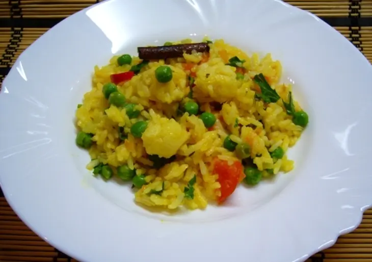 Пряный рис с цветной капустой, зеленым горошком и помидорами: шаг 6