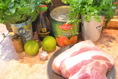 Свиная корейка в маринаде из зелени и персиковым соусом: шаг 1