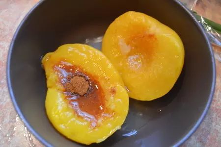 Свиная корейка в маринаде из зелени и персиковым соусом: шаг 4