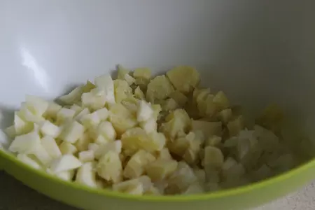 Салат с сельдью и яблоком по-датски: шаг 1