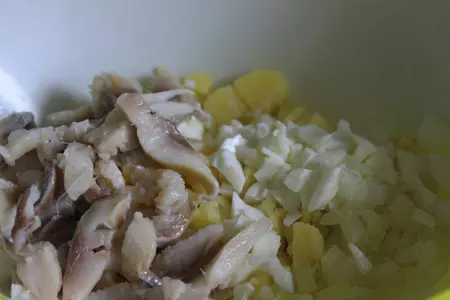 Салат с сельдью и яблоком по-датски: шаг 2