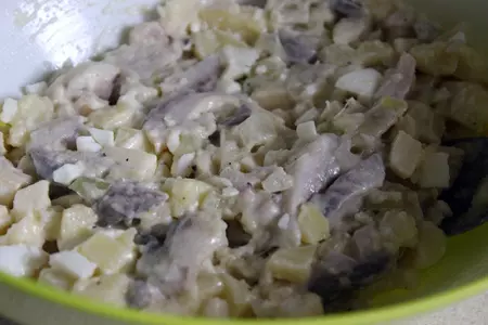 Салат с сельдью и яблоком по-датски: шаг 4