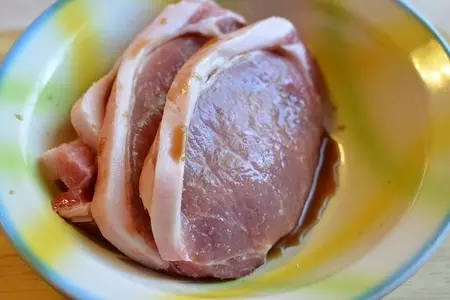 Мясной «мильфей» с грушами и шоколадным соусом.: шаг 1