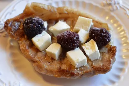 Мясной «мильфей» с грушами и шоколадным соусом.: шаг 4
