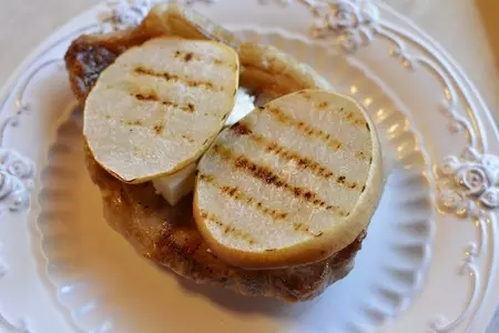 Мясной «мильфей» с грушами и шоколадным соусом.: шаг 5