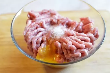 Мясное пирожное с персиками: шаг 1