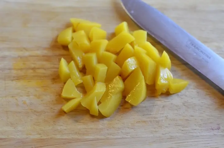 Мясное пирожное с персиками: шаг 3