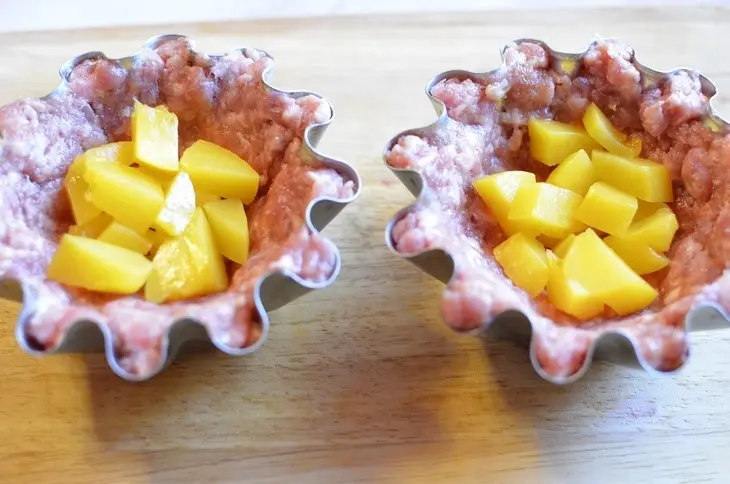 Мясное пирожное с персиками: шаг 4