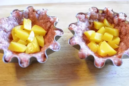 Мясное пирожное с персиками: шаг 4