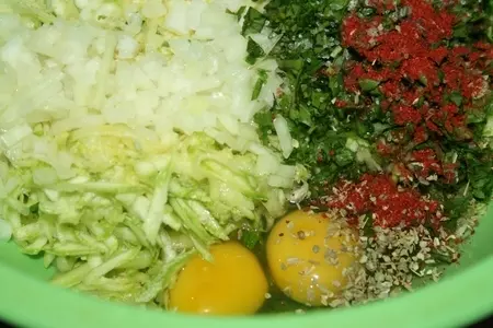 Латкес (еврейские кабачковые оладьи с овечьим сыром): шаг 1