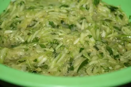 Латкес (еврейские кабачковые оладьи с овечьим сыром): шаг 2