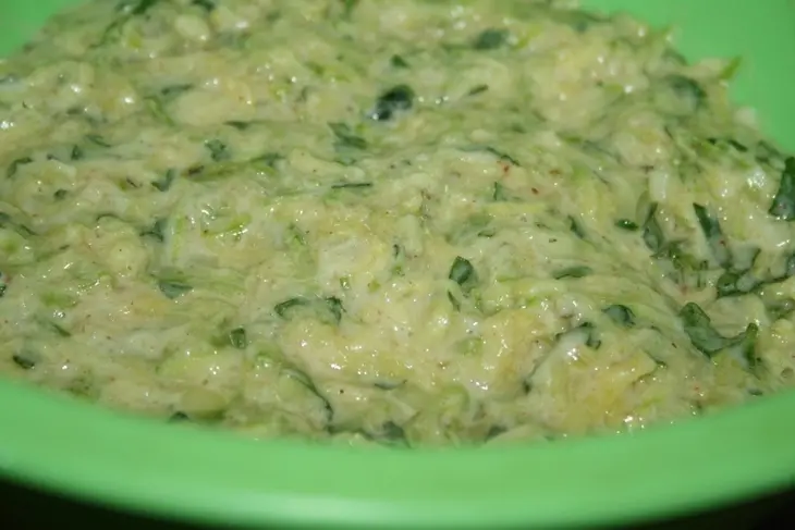 Латкес (еврейские кабачковые оладьи с овечьим сыром): шаг 4
