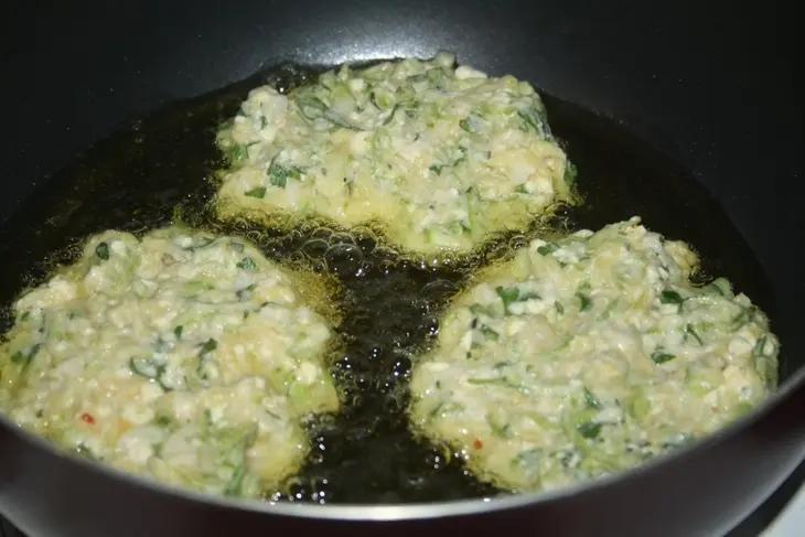 Латкес (еврейские кабачковые оладьи с овечьим сыром): шаг 7