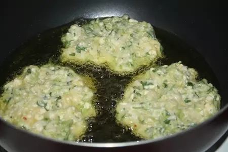 Латкес (еврейские кабачковые оладьи с овечьим сыром): шаг 7