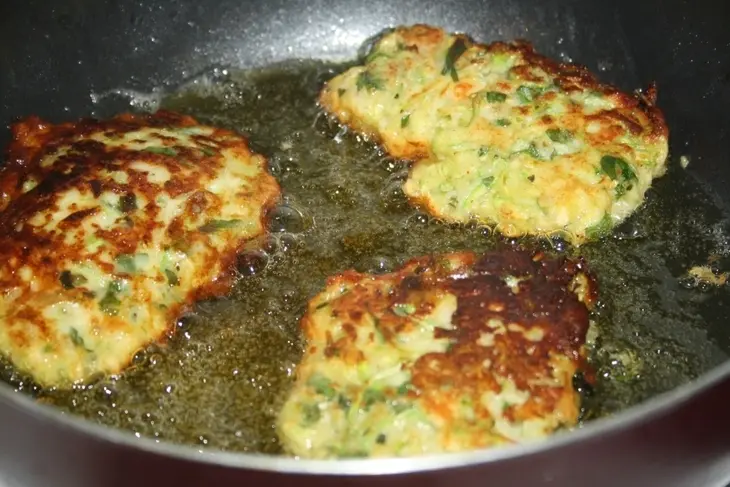 Латкес (еврейские кабачковые оладьи с овечьим сыром): шаг 8