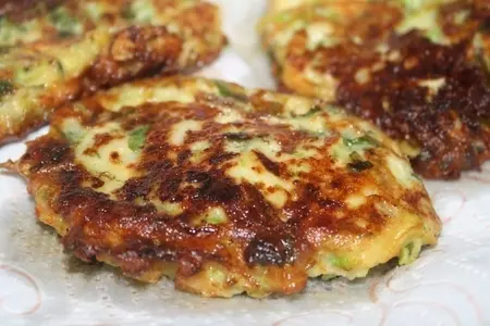 Латкес (еврейские кабачковые оладьи с овечьим сыром): шаг 9