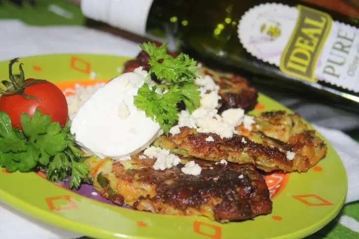 Латкес (еврейские кабачковые оладьи с овечьим сыром): шаг 10