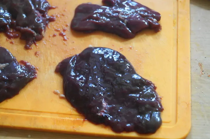 Рулетики из куриной печенки по-бельгийски с гарниром из гречки: шаг 2