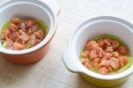 Запеканка из кабачка с копченым лососем и зеленым салатом: шаг 5