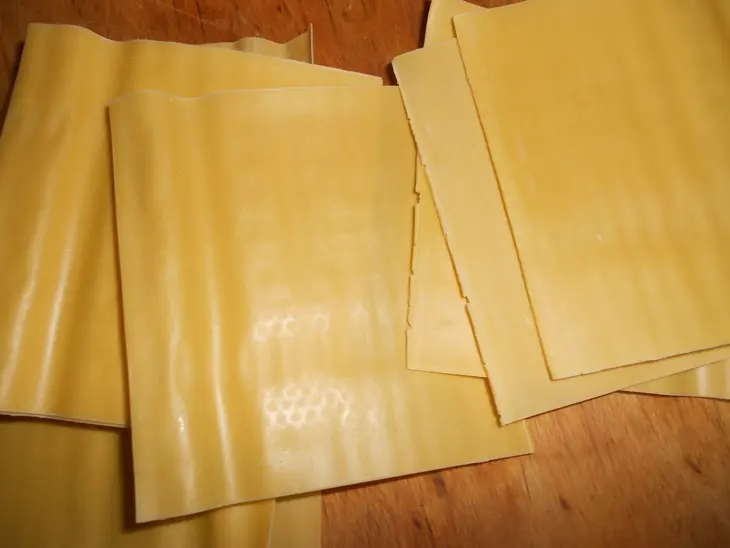 Рулетики из лазаньи с рисом,, снытью и яйцом: шаг 5