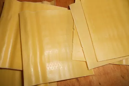 Рулетики из лазаньи с рисом,, снытью и яйцом: шаг 5