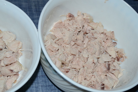 Рис  салатом из курицы, огурца и сухариков: шаг 1