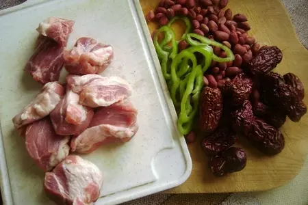 Сладкая свинина с финиками и арахисом в пикантном винном соусе.: шаг 1