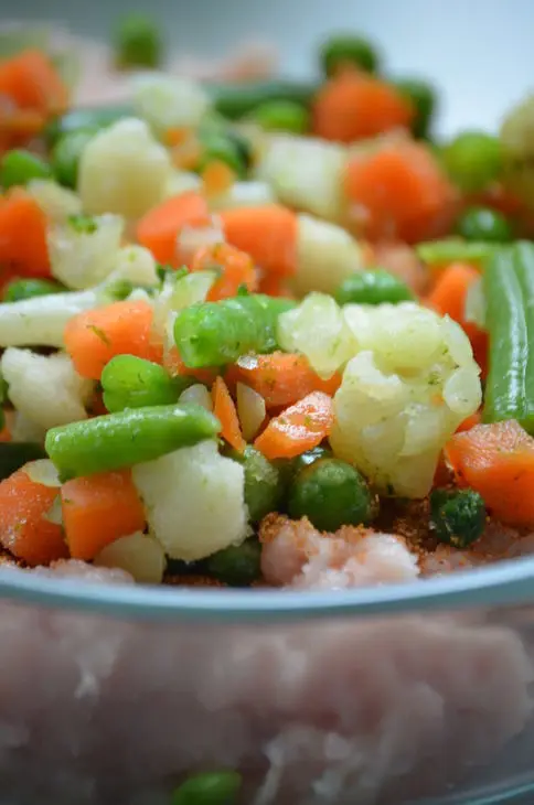 Куриная колбаса с овощами: шаг 3
