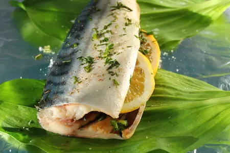 Запеченная скумбрия в листьях черемши: шаг 2
