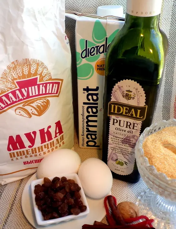 Праздничный кекс к 9 мая  с изюмом, орехами, взбитыми сливками и клубникой!: шаг 1