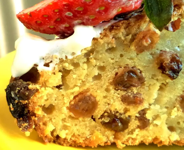 Праздничный кекс к 9 мая  с изюмом, орехами, взбитыми сливками и клубникой!: шаг 8