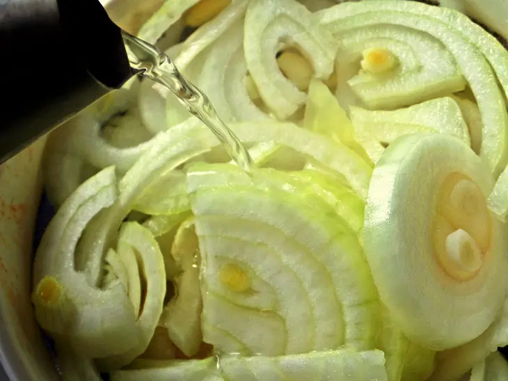 Маринованный лук со свёклой (или превращение белого лука в красный!): шаг 1