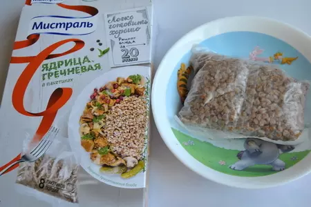 Сливочный соус со шпинатом, беконом и грибами с гречкой: шаг 1