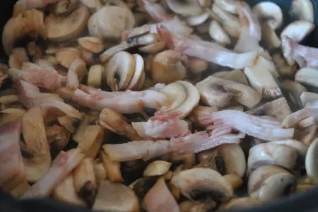 Сливочный соус со шпинатом, беконом и грибами с гречкой: шаг 3