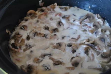 Сливочный соус со шпинатом, беконом и грибами с гречкой: шаг 4