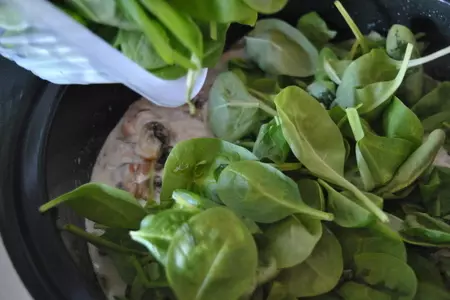 Сливочный соус со шпинатом, беконом и грибами с гречкой: шаг 5
