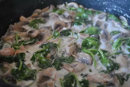 Сливочный соус со шпинатом, беконом и грибами с гречкой: шаг 6