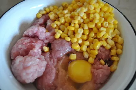 Рис  "басмати" с котлетками из индейки с кукурузой и зеленью: шаг 2