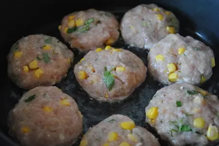 Рис  "басмати" с котлетками из индейки с кукурузой и зеленью: шаг 4