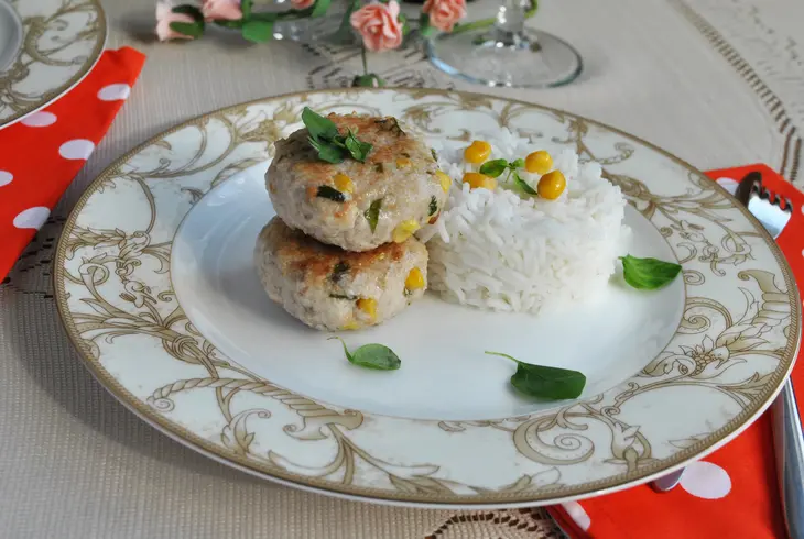 Рис  "басмати" с котлетками из индейки с кукурузой и зеленью: шаг 6